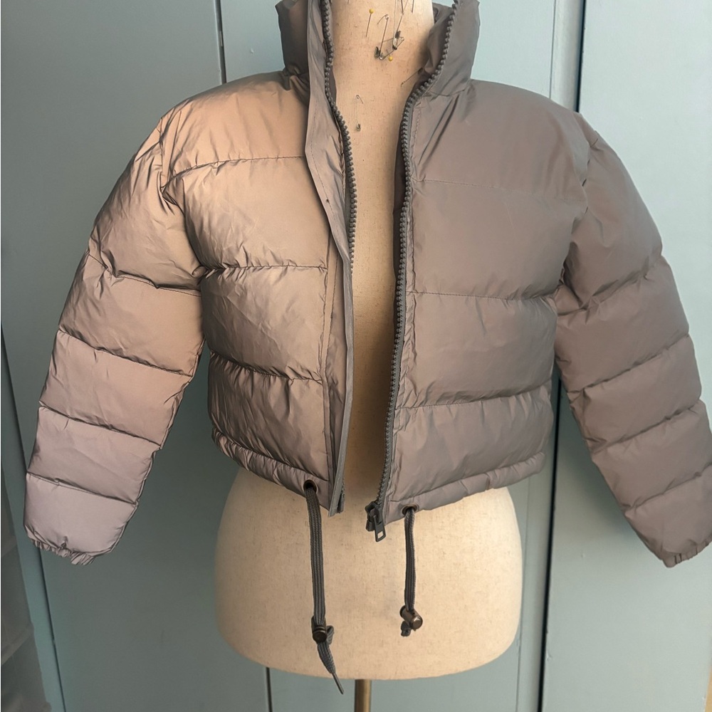 Women’s Juniors Cropped Puffer Jacket in Reflective Gray